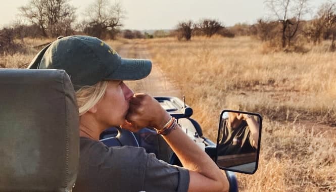 Alice au volant du 4x4, observant la piste dans le bush