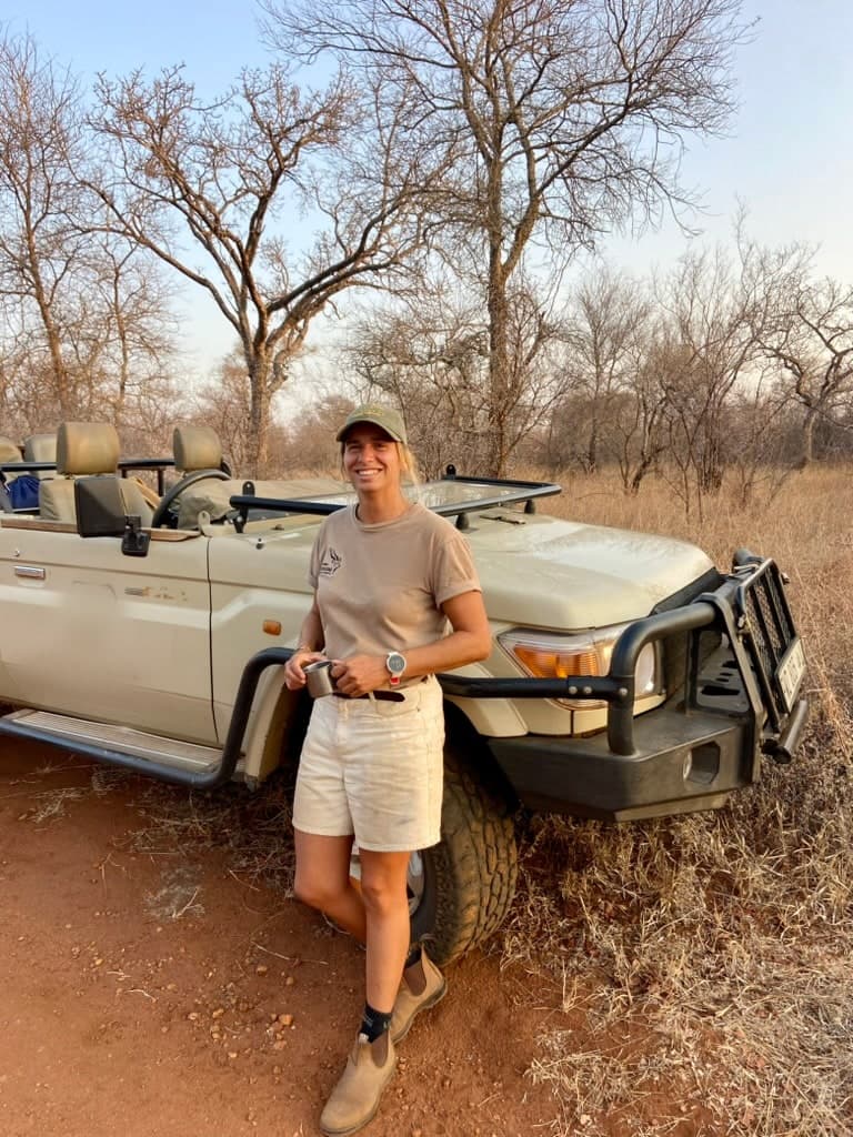Votre guide devant son 4x4 de safari